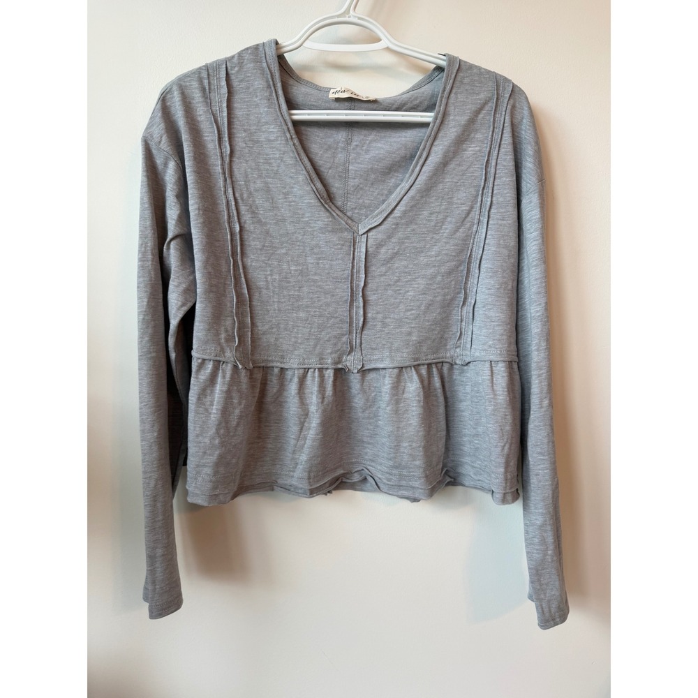 New In Womens Gray V-Neck Peplum Long Sleeve Top Exposed Seam Detail Size Medium
